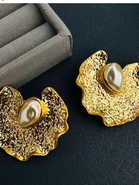 Oscar De La Renta Pearl Earrings